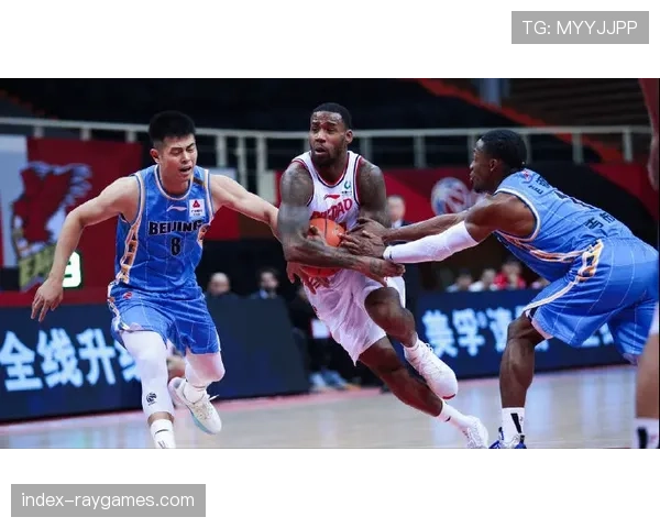 伤情更新:利兹联关键中场亚当斯恢复合练,有望月末复出